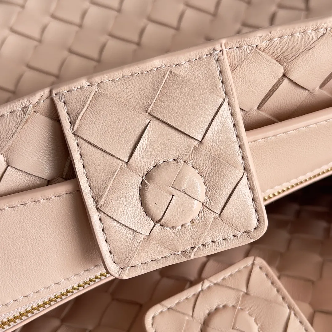 The 2023 new Andiamo batch of 2260 BV has been shipped‼ ️Really popular🔥The new Andiamo woven handbag launched by Bottega Veneta this season is really popular all over the world! ! Celebrities at home and abroad have worn it, and Oscar-winning actress Michelle Yeoh has taken it out on the street. Song Jia, Trai Yara, Yu Feihong, Sanji Ayaka, Rosie Hunting-Whiteley, Yoshioka Riho, etc. have all picked up this bag. It is classic and versatile, showing off its temperament, and the bag capacity is also large, which is very convenient for daily commuting! ! A variety of carrying methods, the shoulder straps can be adjusted by yourself, the original lambskin feels soft and delicate, and the unisex style breaks the gender boundaries and brings a more practical and long-lasting use experience. Andiamo, which has both elegant and casual styles, perfectly interprets the true appearance of "fashionable old money style". Style number: 743572 Size: 32*24*12